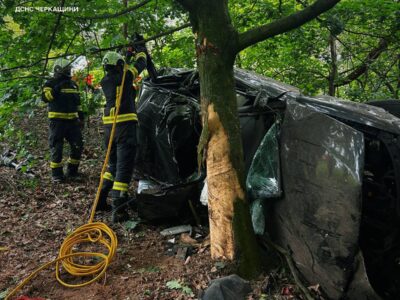 Легковик потрапив в аварію. Рятувальники працюють на місці ДТП