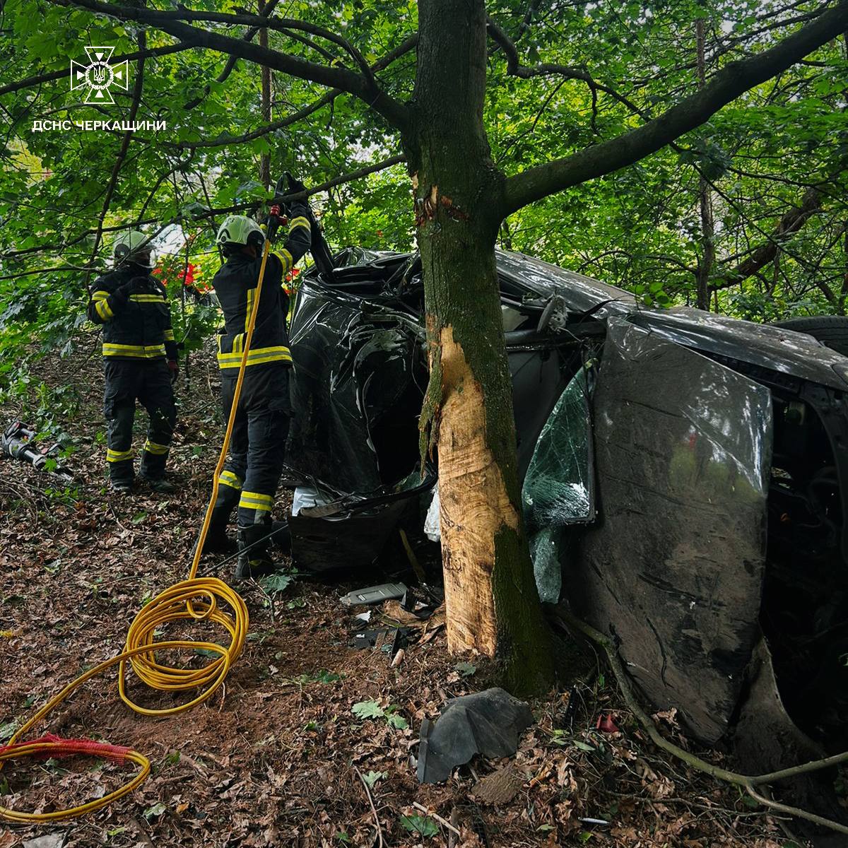 Легковик потрапив в аварію. Рятувальники працюють на місці ДТП