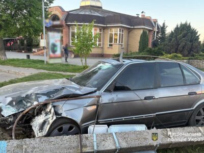 авто в'їхало в електроопору