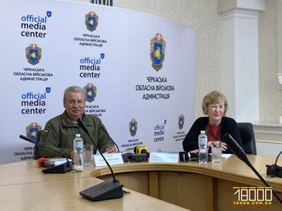 дві людини за столом