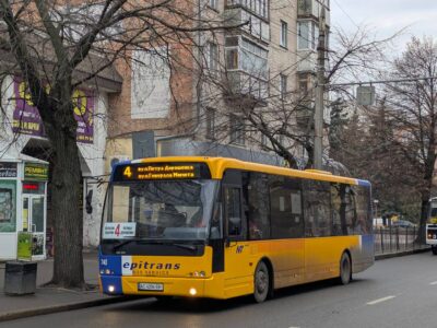 автобус Епітранс у центрі Черкас на зупинці