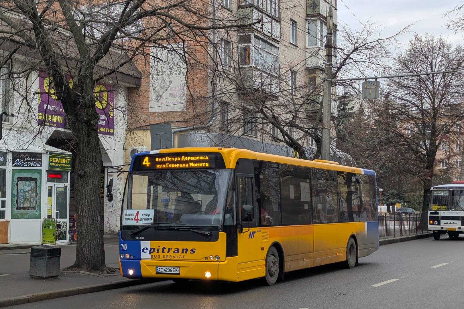 автобус Епітранс у центрі Черкас на зупинці