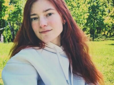 дівчина у пальто