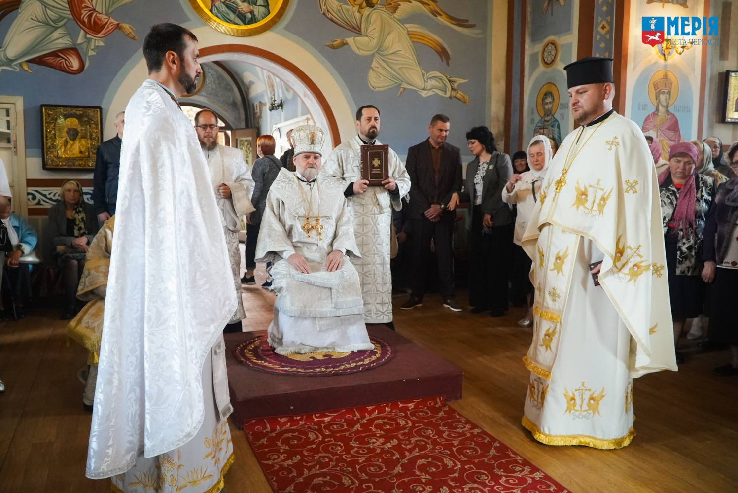 Владика Іоан читає молитву