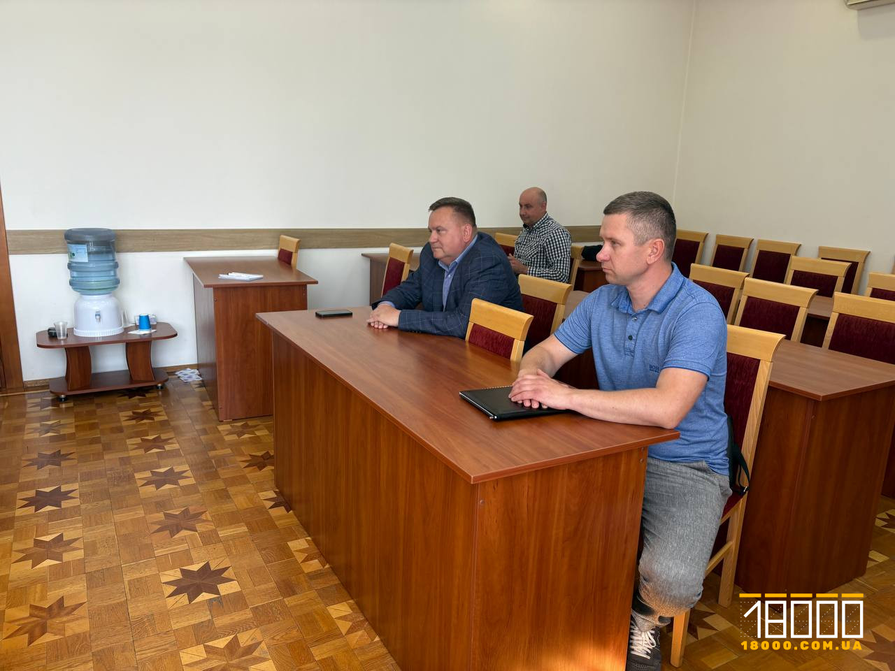 люди за столами