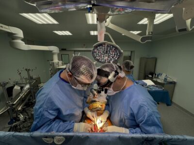 Кардіохірурги виконують операцію