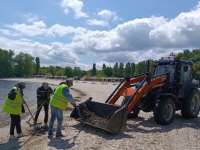 комунальники прибирають пляж