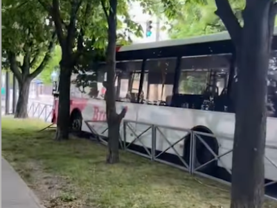 маршрутка біля паркана