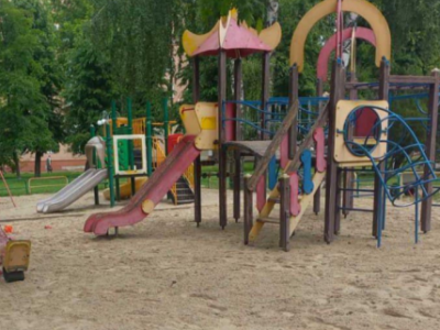 дитячий майданчик