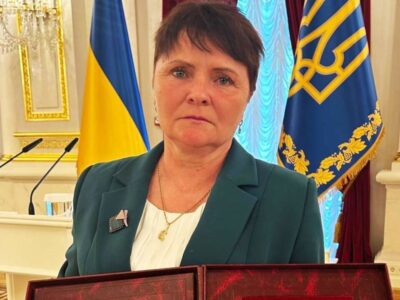 жінка з граматою