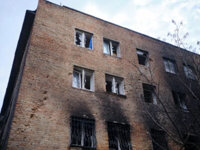 пошкоджена чотириповерхівка після нічної атаки на Черкаси