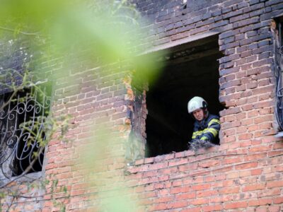 рятувальники у пошкодженій будівлі