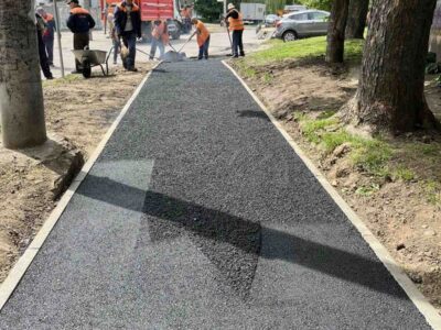 комунальники вкладають новий тротуар