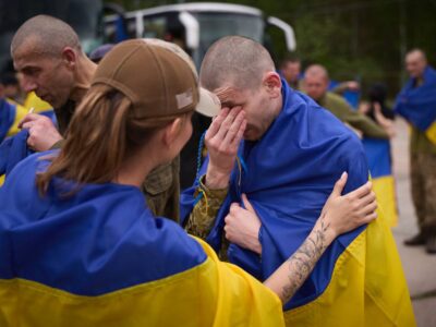 український військовий плаче після повернення з російського полону