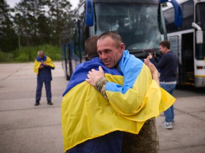 обмін військовополоненими, захисники обіймаються після визволення із полону