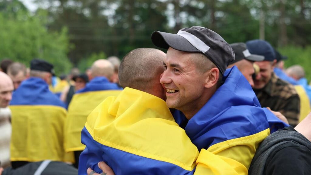 звільнені військовополонені обіймаються