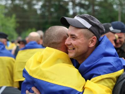 звільнені військовополонені обіймаються