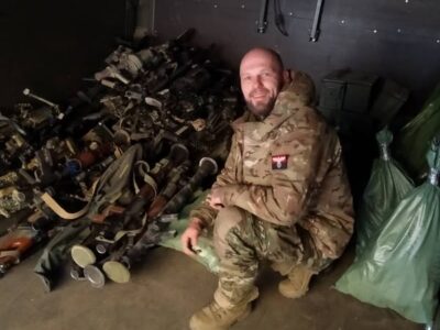 військовий сидить