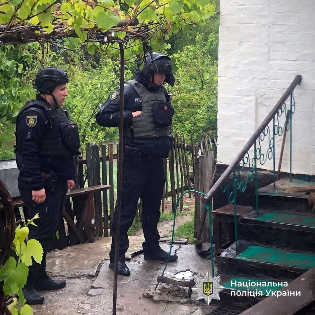 поліцейські беруть участь у спецоперації з вилучення гранати