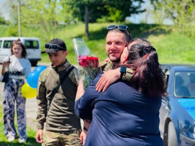 жінка цілує військового