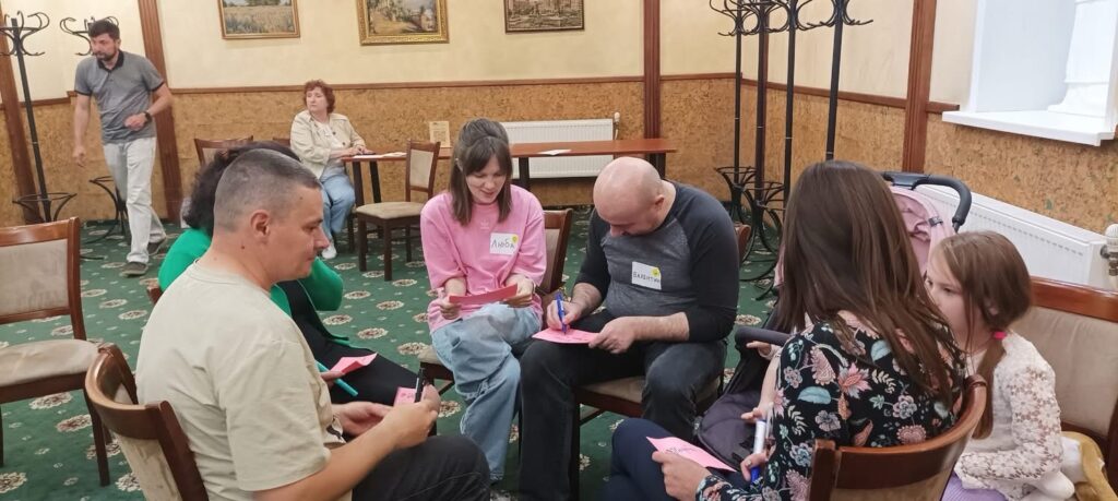 люди за столом