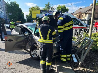 рятувальники біля авто після ДТП 12 травня