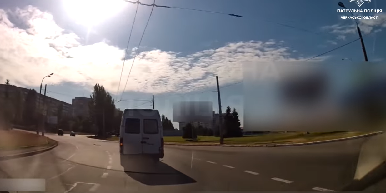 скрін з відео про водія, який порушив ПДР