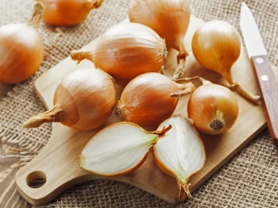 цибуля на дошці