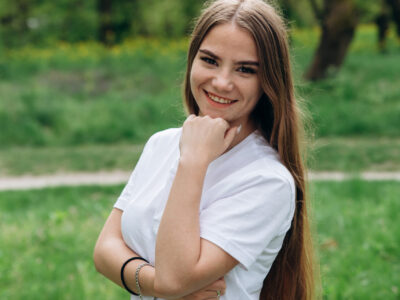 дівчина на фоні природи