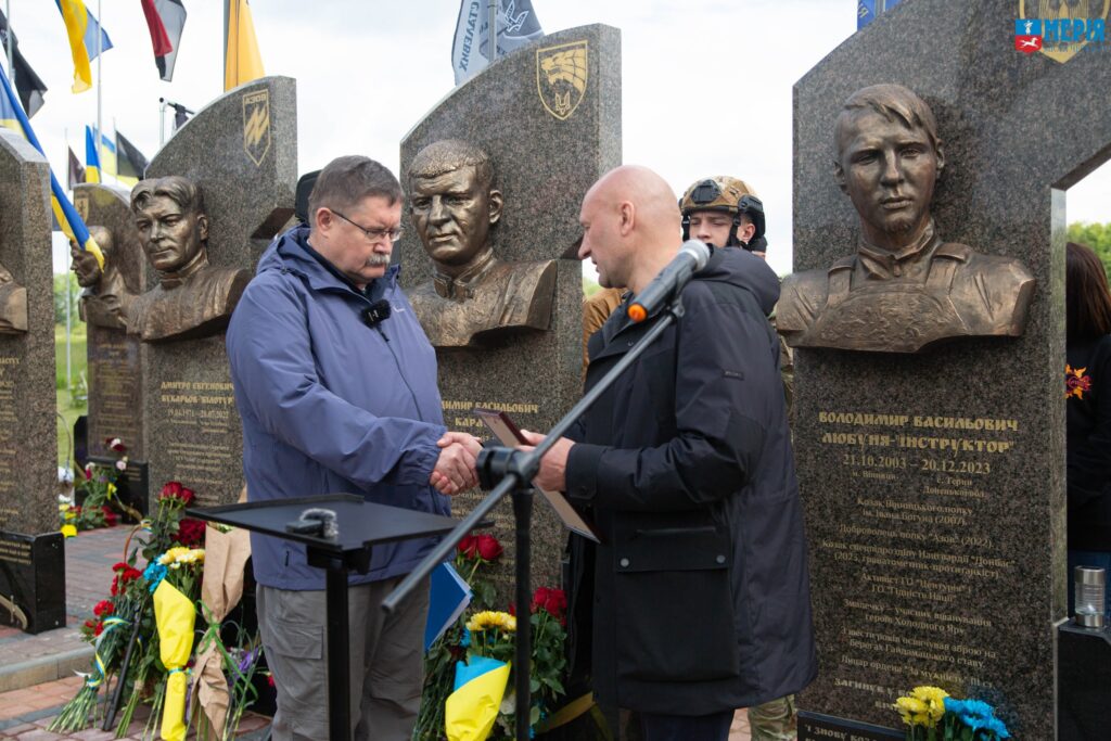 президент Історичного клубу "Холодний Яр" Роман Коваль та мер Черкас Бондаренко