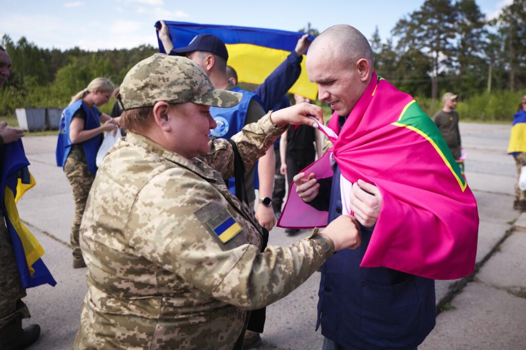 на військового пов'язують прапор