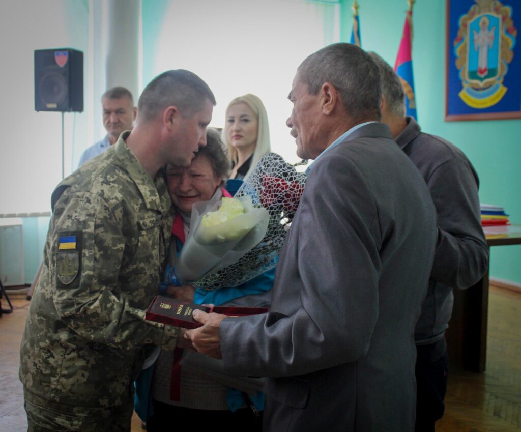 вручають нагороду