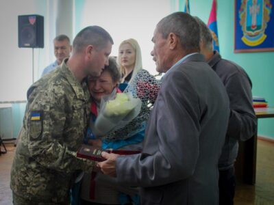 вручають нагороду