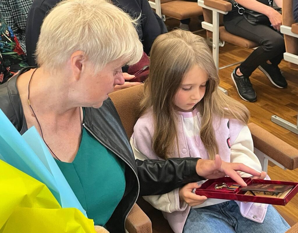 рідні загиблого захисника отримали його нагороду