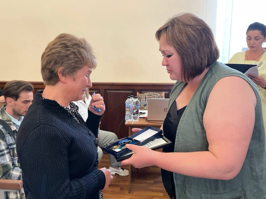 жінка отримує нагороду військового