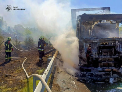 Вантажівка горить на трасі