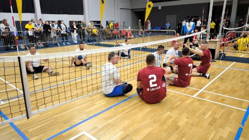 ветерани грають у волейбол сидячи