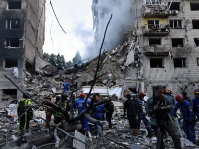 зруйнований після обстрілу будинок у Києві 17 червня