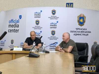 двоє людей за столом