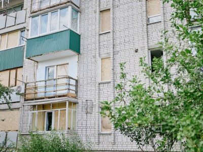 будинок із закритими фанерою вікнами