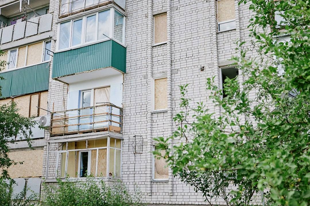 будинок із закритими фанерою вікнами