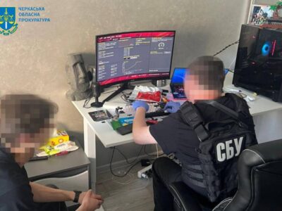 СБУ затримала черкащанина, який продавав фальшиві електронні документи про бронювання
