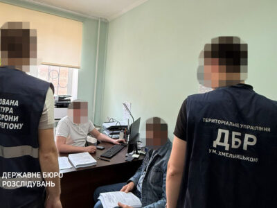 працівники ДБР у кабінет