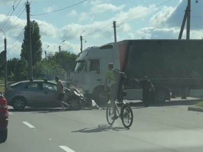 ДТП між вантажівкою і легковиками