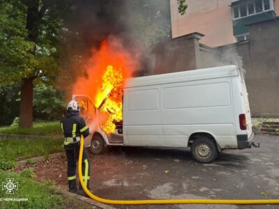 мікроавтобус у вогні