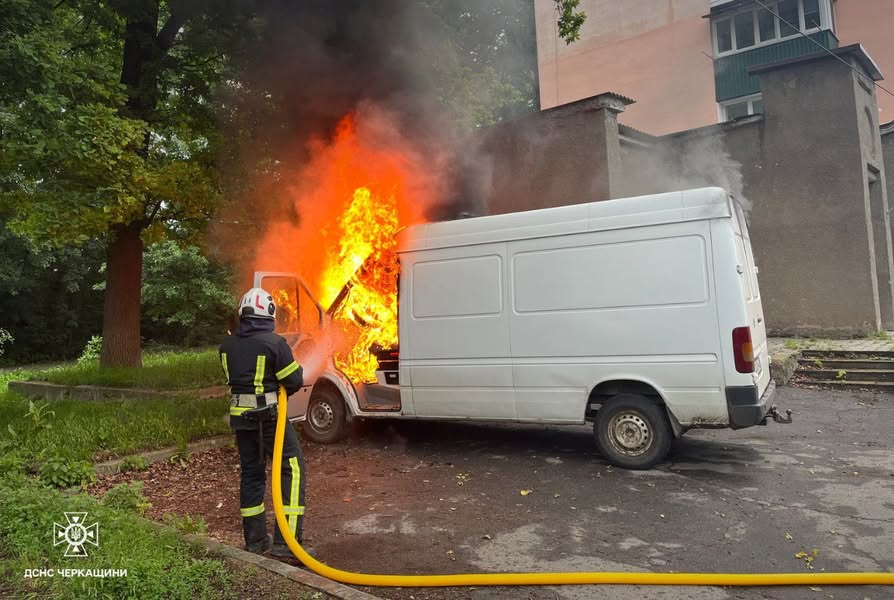 мікроавтобус у вогні