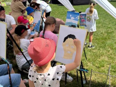 малює картину