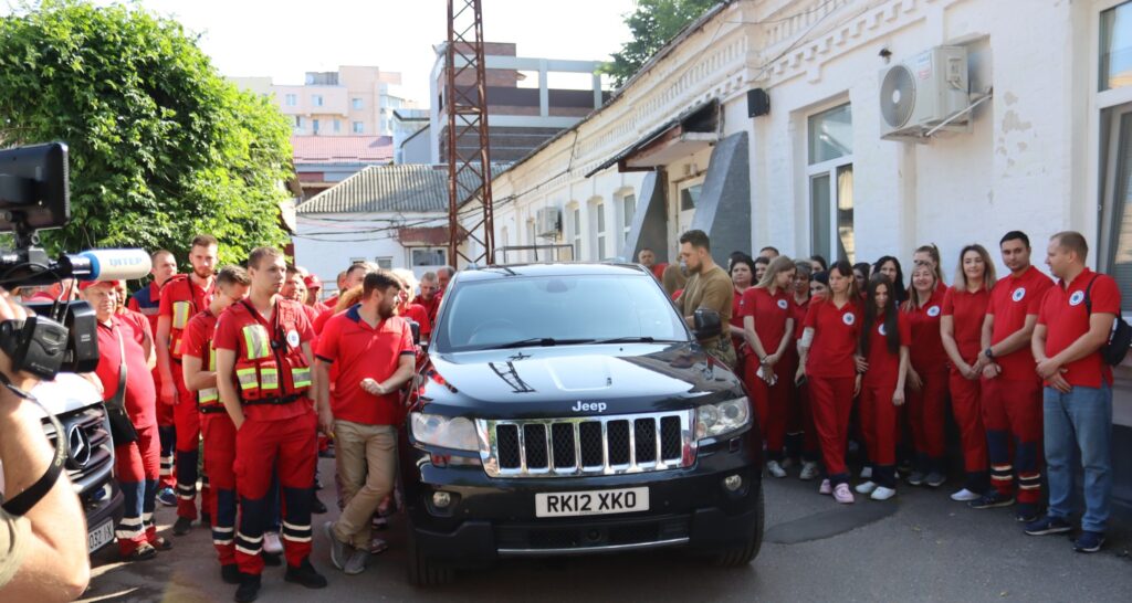 медики з машиною