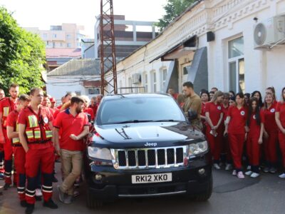 медики з машиною