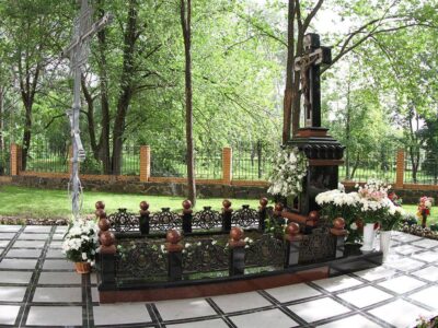 могила митрополита Черкаського і Канівського Софронія